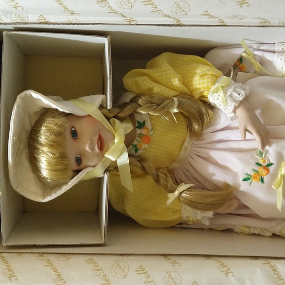 Vintage 1989 "Little Miss Muffet" Children From Mother Goose Knowles #269 D - Picture 2 of 5